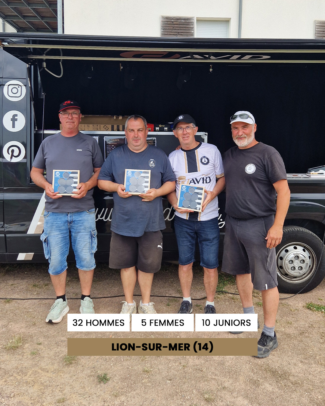 Four men holding boxed awards pose in front of a black event trailer; banners read 32 HOMMES, 5 FEMMES, 10 JUNIORS at Lion-sur-Mer (14).